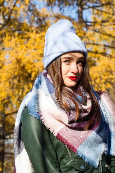 Stylish young girl in autumn park — Stock Photo, Image