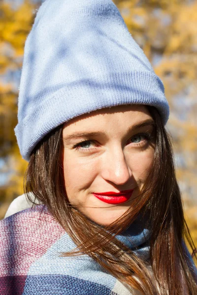 Chica joven con estilo en el parque de otoño — Foto de Stock