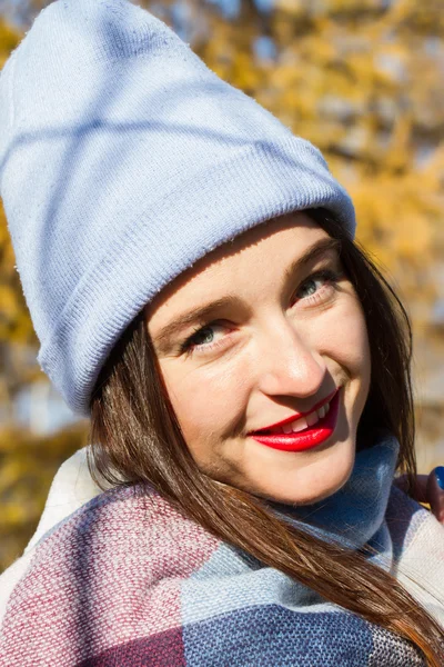 Stylish young girl in autumn park — Stock Photo, Image