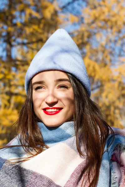Chica joven con estilo en el parque de otoño —  Fotos de Stock