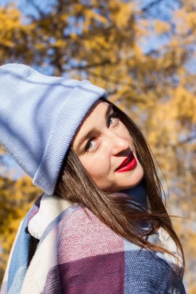 Stijlvolle jong meisje in de herfst park — Stockfoto