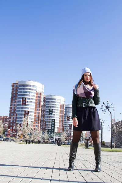 Stilvolles junges Mädchen im Park der modernen Stadt — Stockfoto