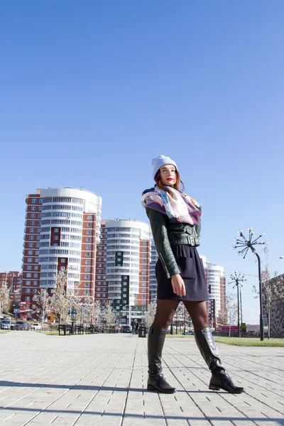 Chica joven con estilo en el parque de la ciudad moderna —  Fotos de Stock