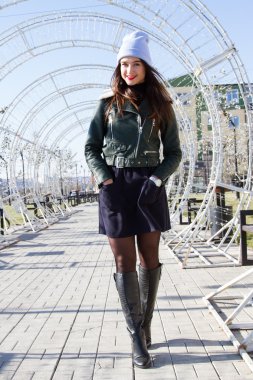 Metal kemer City bir arka plan üzerinde şık genç kız