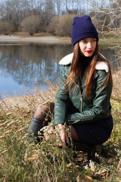 Rıhtımlar üzerinde sonbahar parkta genç kız — Stok fotoğraf