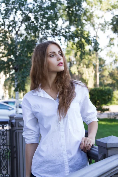 금속 전망대에는 흰 셔츠 서 소녀 — 스톡 사진