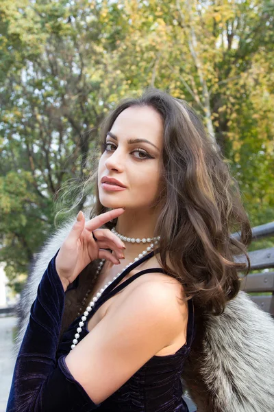 Kız sonbahar parkta bir bankta oturuyor