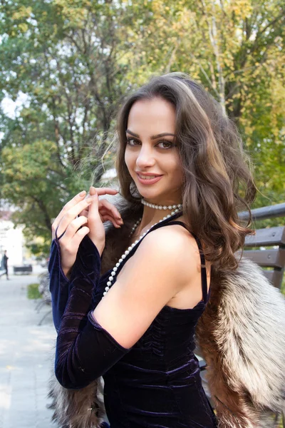 Kız sonbahar parkta bir bankta oturuyor