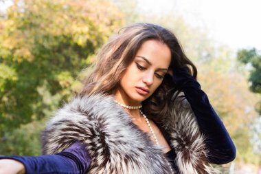 Akşam elbiseli kız sonbahar park üzerinde yürüyor