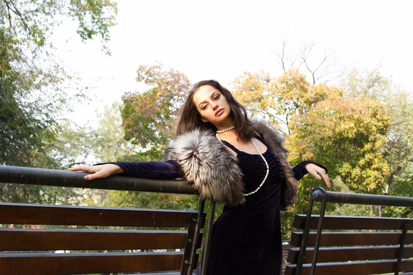 Meisje in avondjurk wandelingen op herfst park — Stockfoto