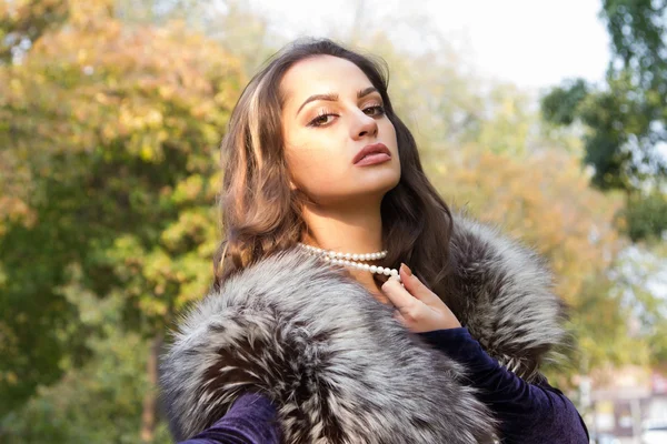 Girl in evening dress walks on autumn park — ストック写真