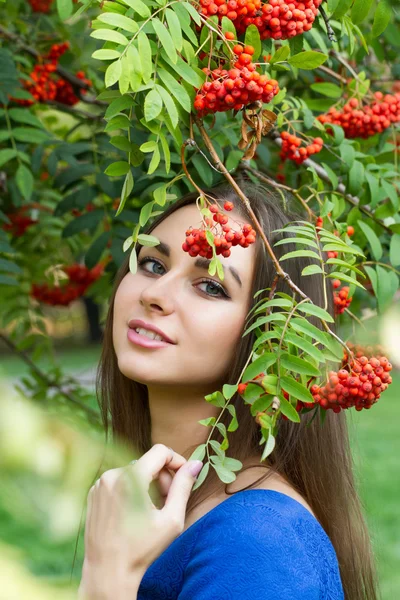 Портрет молодой девушки среди гроздьев рябины — стоковое фото