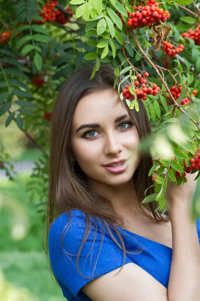 Портрет молодой девушки среди гроздьев рябины — стоковое фото
