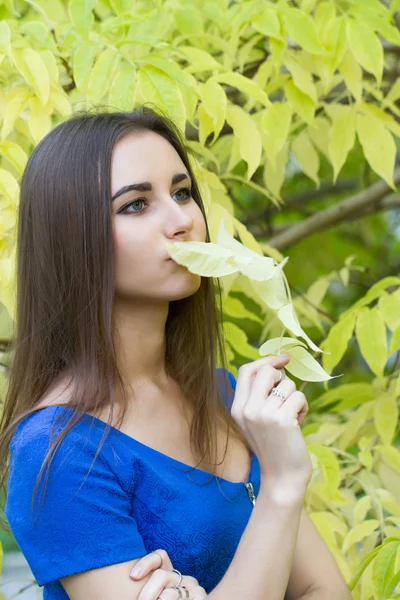 Jong meisje op een achtergrond van gele herfst bladeren — Stockfoto