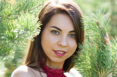 İğne yapraklı orman içindeki genç kız