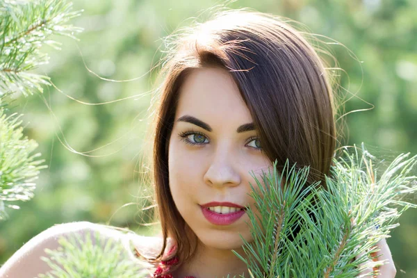 Chica joven en el bosque de coníferas — Foto de Stock