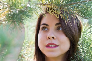 İğne yapraklı orman içindeki genç kız