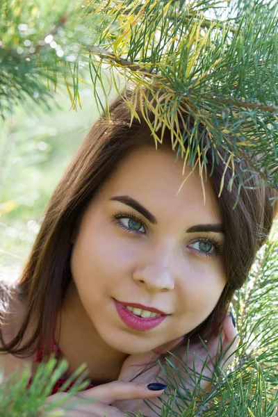 İğne yapraklı orman içindeki genç kız