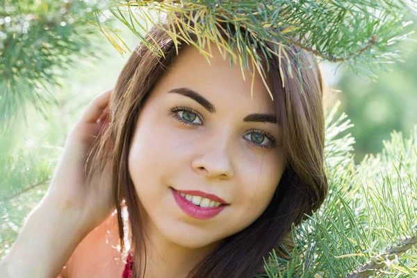 Chica joven en el bosque de coníferas — Foto de Stock