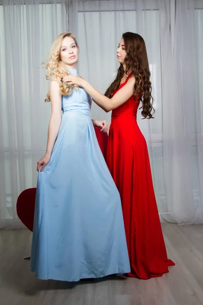 Dvě sexy mladé ženy v dlouhých večerních šatů — Stock fotografie