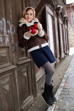 Eski bir ahşap evin arka plan üzerinde elma ile kız