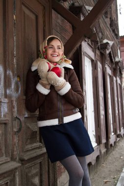 Eski bir ahşap evin arka plan üzerinde elma ile kız