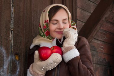 Eski bir ahşap evin arka plan üzerinde elma ile kız
