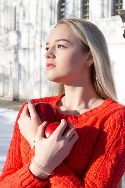 Flicka med röda äpplen. Vinter porträtt — Stockfoto