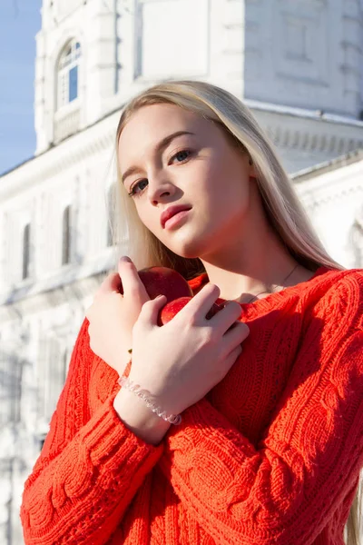 Chica con manzanas rojas. Retrato de invierno —  Fotos de Stock