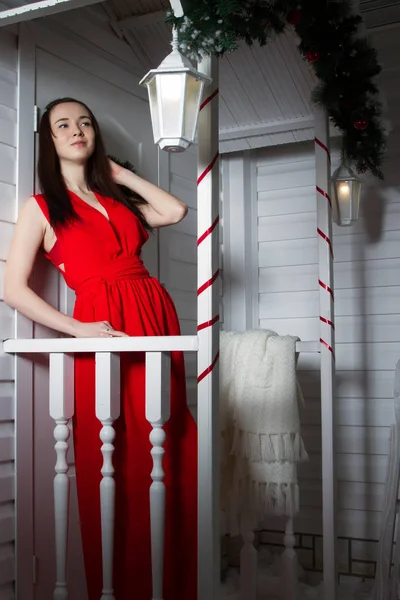 Evin verandada bir akşam elbiseli kız