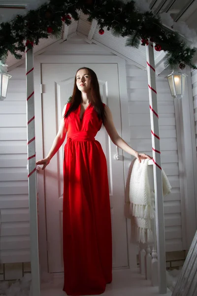 Evin verandada bir akşam elbiseli kız
