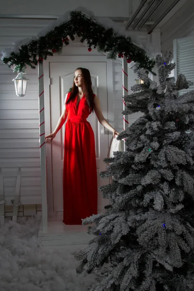 Evin verandada bir akşam elbiseli kız