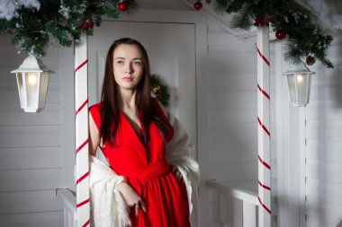 Evin verandada kırmızı akşam elbiseli kız