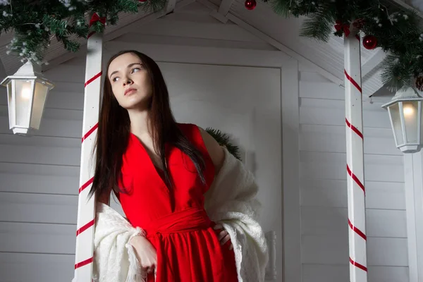 Evin verandada kırmızı akşam elbiseli kız