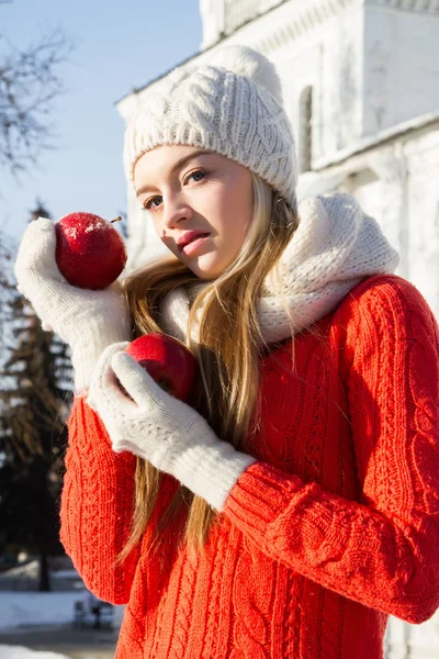 Ung flicka med röda äpplen. Vinter porträtt — Stockfoto