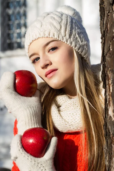 Chica joven con manzanas rojas. Retrato de invierno — Foto de Stock