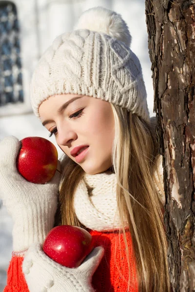 Young girl with red apples. Winter portrait — Stock Photo, Image