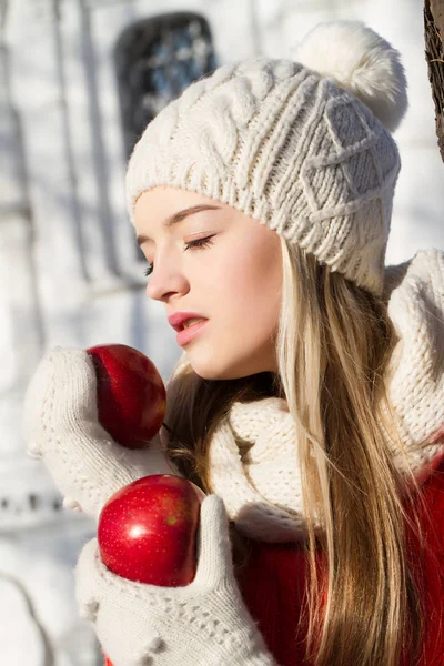 Young girl with red apples. Winter portrait — Stock Photo, Image