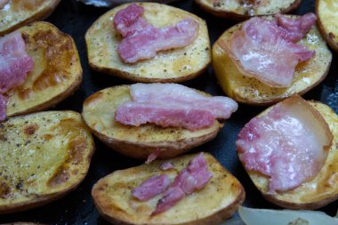 Pastırma ile bir tavada pişmiş patates