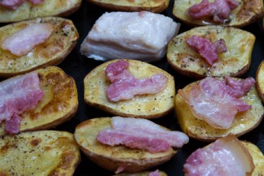 Pastırma ile bir tavada pişmiş patates