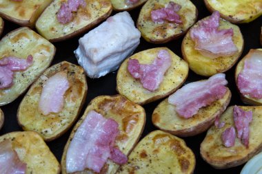 Pastırma ile bir tavada pişmiş patates