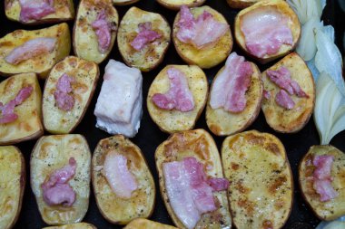 Pastırma ile bir tavada pişmiş patates