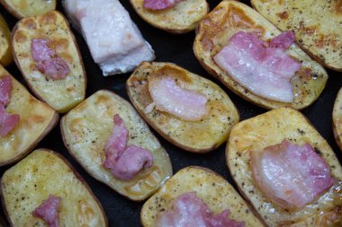 Pastırma ile bir tavada pişmiş patates