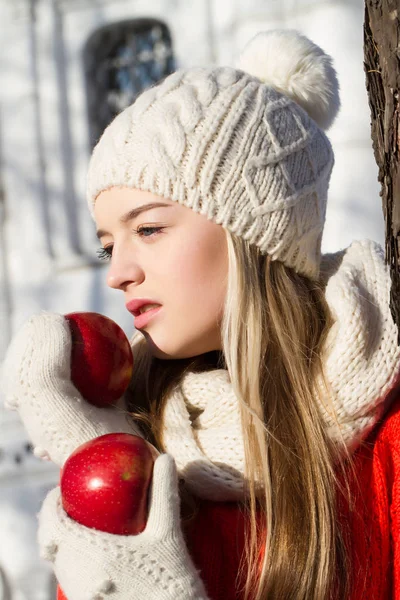 Молодая девушка с красными яблоками. Зимний портрет — стоковое фото