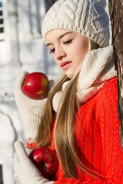 Young girl with red apples. Winter portrait — Stock Photo, Image