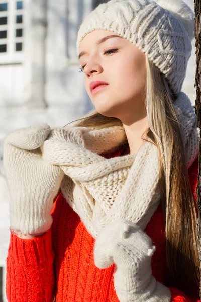 Νεαρό κορίτσι σε ένα πλεκτό καπέλο και κασκόλ. Πορτρέτο του χειμώνα — Φωτογραφία Αρχείου