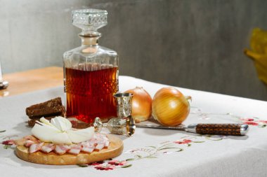 Alkol likör içinde atıştırmalıklar ile sürahi