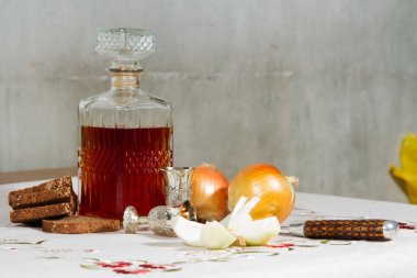 Alkol likör içinde atıştırmalıklar ile sürahi