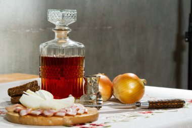 Sürahi aperatif ile alkol tentür ile masada duruyor