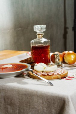 Sürahi aperatif ile alkol tentür ile masada duruyor